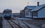 Fotohalt und Scheinanfahrt für den einzigen Fahrgast: An diesem Samstagmorgen im Februar 1985 wartete kein Fahrgast im einsam gelegenen Bahnhof Oppingen auf den T 31 der Schmalspurbahn Amstetten