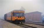 Schienenbus T 05 der früheren WEG-Nebenbahn Amstetten-Gerstetten neben dem Depot Gerstetten an einem Nebeltag.