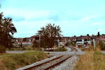 Ein noch relativ weit entfernter Zug (Baureihe NE 81) der Strohgäubahn Korntal-Weissach 1983