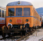 Ein Esslinger aus der ersten Serie, abgestellt vor dem BW des Zielbahnhofs der Tälesbahn. Der Esslinger VT wurde danach zum VS 230 umgebaut.
Datum: 02.09.1984  