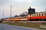 Bei der Tälesbahn, einer der nichtbundeseigenen Eisenbahnlinien der WEG Stuttgart, gab es vor dem BW immer etwas zu bestaunen: Der Esslinger VT der ersten Serie in der Mitte könnte ein Esslinger VT sein, der später dort zu einem VS 230 umgebaut wurde (er war 1984 noch nicht umgebaut , sondern dort lediglich abgestellt), daneben T02 (WEG) und rechts daneben steht der ursprünglich von der DB erworbene VT 401 von 1928.
Datum: 02.09.1984   