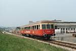 Der Esslinger VT 403 aus der ersten Serie am 26.04.1984 auf seinem Weg auf der Tälesbahn, welche vom Nürtinger DB-Bahnhof startet.