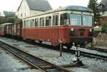 1985 fand ich noch einige Wagen der WEG-Nebenbahn Amstetten-Laichingen (1000 mm Spurweite) vor dem Bw Laichingen, aber alles wies schon darauf hin, dass es der WEG nicht daran gelegen war, diese kleine Nebenbahn zu erhalten. Vorn befand sich VS 150, der in Wirklichkeit ein Beiwagen war.
Datum: 13.04.1985