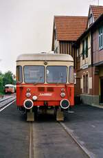 Nebenbahnimpression aus besseren Zeiten: Ein Zug der WEG-Nebenbahn Vaihingen (Enz)-Enzweihingen (später  Vaihinger Stadtbahn  genannt) vor dem Enzweihinger Bahnhof. Hier befinden sich nun ein Autoverein und Sozialwohnungen (2024).
Datum: 06.09.1984