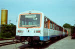 VS 220 (Baureihe NE 81) vor dem Bw der Strohgäubahn in Weissach (Sommer 1983)