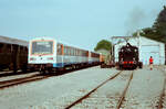 Das Bw Weissach der Strohgäubahn (WEG) mit VS 220 (Baureihe NE 81), einem weiteren NE 81 und  einem Esslinger VT der ersten Serie an einem Tag mit Dampfzugfahrten im Sommer 1983 