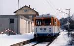 Vor dem ehemaligen Empfangsgebäude von Vaihingen (Enz) Nord wartet der T 04 der WEG im Februar 1992 auf Fahrgäste nach Enzweihingen.