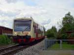 Am 9.5.14 durfte VT218 der HzL einen Zug mit 3 weiteren Triebwagen nach Gammertingen bringen. 
Hier hat der Zug vor kurzem den Hechinger Bahnhof hinter sich gelassen und schert nun auf die alte Strecke nach Gammertingen auf. 