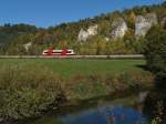 Im Tal der Lauchert (|) - Kurz vor dem Bahnhof Hanfertal hat ein Regio-Shuttle RS1 der Hohenzollerischen Landesbahn, am 06.10.2015 unterwegs als HzL86329, Hechingen - Sigmaringen, demnchst das Ziel erreicht.