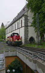 Nachdem die V 180 der HzL die vollen Holcim-Zementwagen nach Konstanz gezogen und umfahren hatte setzt sie zurück und wird gleich an die leeren Zementwagen ankuppeln. Bahnhof Konstanz, 23.04.2016.