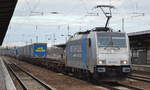 HSL Logistik GmbH mit der Rpool  186 436-2  [NVR-Number: 91 80 6186 436-2 D-Rpool] Werbelogo:  KEEPS ON ROLLING  mir KLV-Zug (LKW WALTER Trailer) am 28.01.19 Bf.