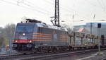 HSL Logistik GmbH mit  185 599-8   [NVR-Nummer: 91 80 6185 599-8 D-BRLL] mit einem PKW-Transportzug (leer) am 02.04.19 Dresden Hbf. Durchfahrt.