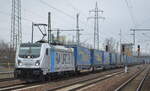 HSL Logistik GmbH, Hamburg [D] mit der Railpool Lok  187 313-2  [NVR-Nummer: 91 80 6187 313-2 D-Rpool] und KLV-Zug aus Rostock am 19.01.22 Durchfahrt Bf. Flughafen BER Terminal 5.