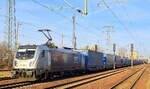 HSL- Logistik GmbH mit der Railpool Lok  187 343-9  [NVR-Nummer: 91 80 6187 343-9 D-Rpool] und einem KLV-Zug aus Rostock Seehafen kommend am 15.02.23 Durchfahrt Bahnhof Flughafen BER Terminal 5