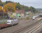 182 602 von HUPAC mit einem Flachwagenzug am Haken und 411 xxx als ICE 209 nach Mnchen Hbf begegnen sich am 17. Oktober 2013 im Bahnhof Kronach.