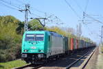 ITL - Eisenbahngesellschaft mbH mit  185 633-5  [NVR-Number: 91 80 6185 633-5 D-ITL] und Containerzug am 16.04.19 Durchfahrt Bf. Berlin-Hohenschönhausen.