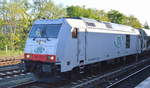 ITL - Eisenbahngesellschaft mbH mit  285 109-5  [NVR-Number: 92 80 1285 109-5 D-ITL] und einem langen Schüttgutwagenzug (leer) wartet auf Signalfreigabe gegenüber dem S-Bahnhof Berlin-Neukölln, 30.04.19