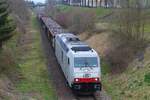 285 108-7 der ITL Eisenbahngesellschaft mbH mit einem vollen Schrottzug am 15.4.2021 auf dem Weg nach Könitz.