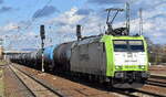 ITL Eisenbahngesellschaft mbH, Dresden [D] mit ihrer  185 517-0  [NVR-Nummer: 91 80 6185 517-0 D-ITL] und einem Kesselwagenzug am 23.03.23 Durchfahrt Bahnhof Flughafen BER Terminal 5
