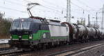 ITL Eisenbahngesellschaft mbH, Dresden [D] mit der angemieteten ELL Vectron  193 938  [NVR-Nummer: 91 80 6193 938-8 D-ELOC] und einem Kesselwagenzug am 22.03.24 Durchfahrt Bahnhof Schönefeld bei