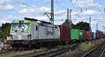 ITL - Eisenbahngesellschaft mbH, Dresden [D] mit ihrer  193 894-3  [NVR-Nummer: 91 80 6193 894-3 D-ITL] und einem Containerzug am 13.06.24 Höhe Bahnhof Magdeburg-Neustadt.