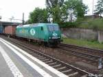 145 - CL 003 der Rail4Chem ist verliehen an ITL und fhrt mit ihrem Containerzug durch Harburg Richtung Waltershof.
Juni 2004