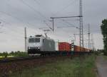 185 548-5 der ITL mit einem Containerzug fuhr am 21.07.2009 in Richtung Wunstorf.Letzte Foto fr diesen Tag,da zieht was auf im Hintergrung.