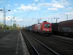1116 239-3 der ITL mit einem langem Containerzug und Fotowolke bei der Durchfahrt in Berlin Schnefeld Flughafen am 28.08..