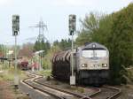  Blue Tiger  250 006-4 wartet bis die Waggons mit Dnger entladen sind. Im Hintergrund sind die Bahnsteige 2 und 3 vom Bahnhof Herbertingen zu sehen. Bild vom 03.05.10.