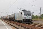 185 677-2 bei ihrer Einfahrt mit einem Kesselwagenzug in den Bahnhof Grokorbetha. aufgenommen am 25.08.2011.