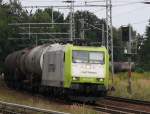 21.08.2012 185 CL 005 / Captrain durchfhrt Zepernick mit Kesselzug.