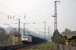 186 138 zieht am 04.04.2014 den Porschezug am Stellwerk des Bahnhofs Cossebaude vorbei