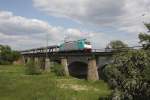 ITL 185244 überquert mit einem leeren Auto Transportzug am 3.5.2014 die Vorflutbrücke bei Wahnebergen in Richtung Nienburg.
