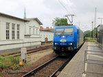 185 524-6 der ITL mit einem Kesselzug  umweltgefährdender Stoffe bei der Durchfahrt durch den Bahnhof Bernau bei Berlin am 01. Juni 2016.