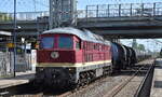 Leipziger Eisenbahnverkehrsgesellschaft mbH, Delitzsch (LEG) mit ihrer  132 109-0  (NVR:  92 80 1232 109-9 D-LEG ) und einem Kesselwagenzug (leer) Richtung Stendell am 14.08.23 Durchfahrt Bahnhof Berlin-Hohenschönhausen.