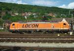 189 820 von LOCON steht am 19.Mai 2012 mit einem H-Wagenzug abgestellt in Gemnden(Main).