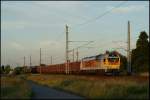 Im allerletzten Licht wummert LOCON 401 mit einem schweren Kalkmergelzug von Lancken nach Wittenburg am 17.07.2014 durch den Bbf Langendorf.