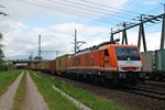 Einfahrt am 26.05.2015 von LOCON 501 (189 820-4) mit einem Containerzug beim Umspannwerk in Hamburg Waltershof.