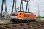 Nachdem die LOCON 501 (189 820-4) am 26.05.2015 ihren Containerzug im Hamburger Hafen abgeliefert hatte, fuhr sie alleine wieder am Umspannwerk in Hamburg Waltershof in Richutng Abstellplatz bei der