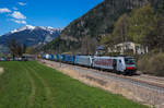 186 284 und 186 290 von Lokomotion fahren mit einem KLV bei Campo di Trens in Richtung Bozen, aufgenommen am 8. April 2017.