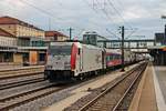 Nachschuss auf Lomo/Komiverkehr 185 664-0, welche am 28.08.2015 am Zugende von RoLa 43848 (Trento - Regensburg Ost) vom Zebra 139 213-3 hing und hier durch den Hauptbahnhof von Regensburg in Richtung