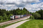 193 774 und 193 771 von Lokomotion fahren mit einem Containerzug bei Grabenstätt in Richtung München, aufgenommen am 25.