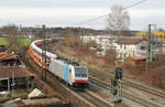Lokomotion 186 288 mit neuen PKWs auf dem Weg gen Süden.
Dokumentiert in Rosenheim am 26. Februar 2017.