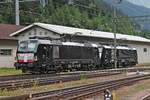 Nachschuss auf MRCE/LM X4 E-664 (193 664-0), als diese am Nachmittag des 05.07.2018 zusammen mit MRCE/LM ES 64 F4-032 (189 932-7) durchs südliche Vorfeld vom Bahnhof in Brennero rangierte um wieder zurück nach Österreich zu kommen.