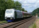 185 663-2 der Lokomotion zieht einen EuroExpresszug durch Leubsdorf in Richtung Sden.