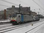 Die 186 109 mit der 185 662 im Schlepp am 14.02.2010 bei der Durchfahrt am Heimeranplatz. (Mnchen)