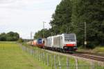 186 285 (Rail Traction Company) fhrt am 13. August 2011 um 15:36 Uhr zusammen mit 185 662-4 (Lokomotion) und einem Gterzug durch Grokarolinenfeld