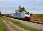 Die 186 106 und die 186 288 mit einem KLV-Zug am 13.10.2012 unterwegs bei Ostermnchen.