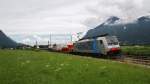 Die 186 287-9 von Lokomotion fährt am Nachmittag des 24.6.2014 bei Niederaudorf mit einem KLV Richtung Italien, hier kurz vor Kufstein. In Kufstein ist Lokwechsel.