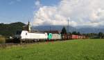 Am Nachmittag kommt der Vectron 193 901-3 PCW mit 186 247-3 von Lokomotion vom Brenner nach München zurück. Diesmal mit dem schweren Stahlzug aus Italien. Hier am BÜ in Niederaudorf.